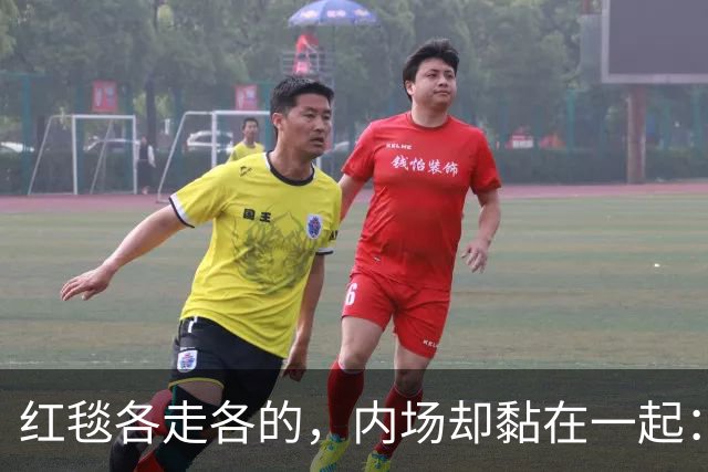 红毯各走各的，内场却黏在一起：这对顶流情侣终于同框了